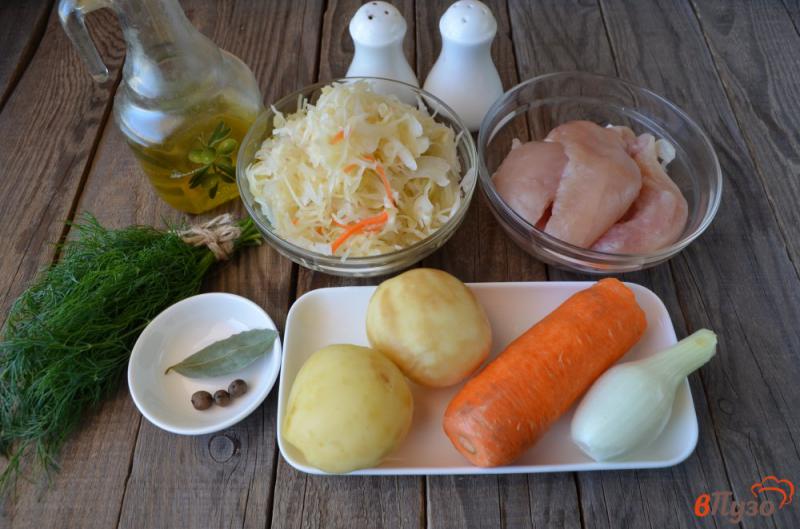 Фото приготовление рецепта: Суп с квашеной капустой и курицей шаг №1