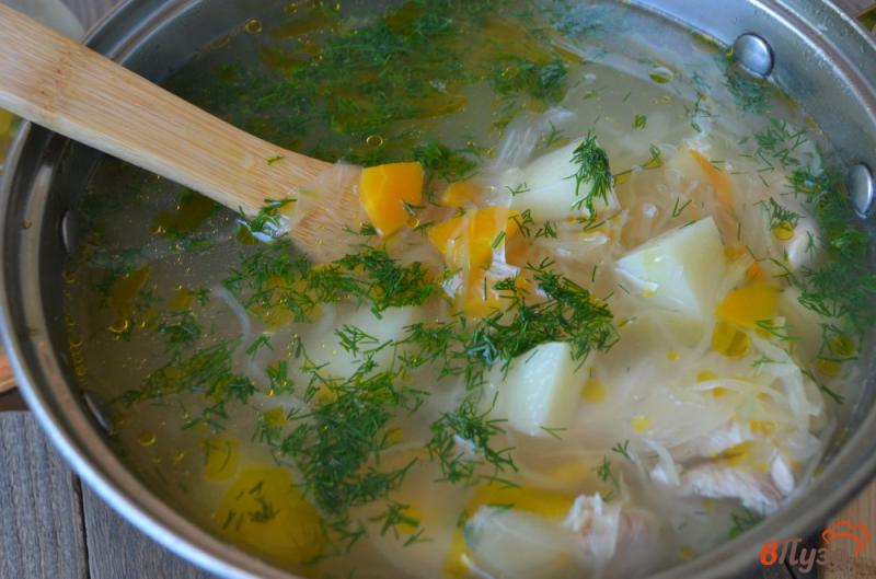 Фото приготовление рецепта: Суп с квашеной капустой и курицей шаг №5