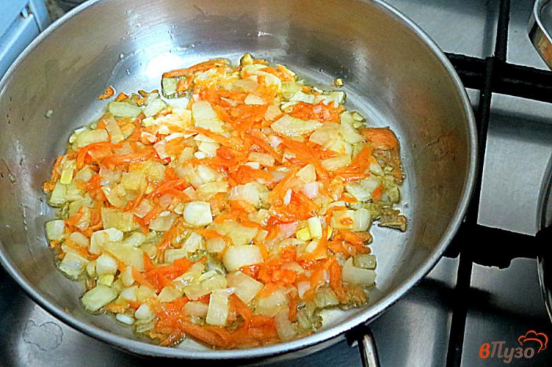 Фото приготовление рецепта: Суп с фрикадельками капустой и шпинатом шаг №6