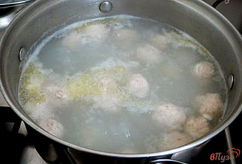 Фото приготовление рецепта: Суп с фрикадельками капустой и шпинатом шаг №7