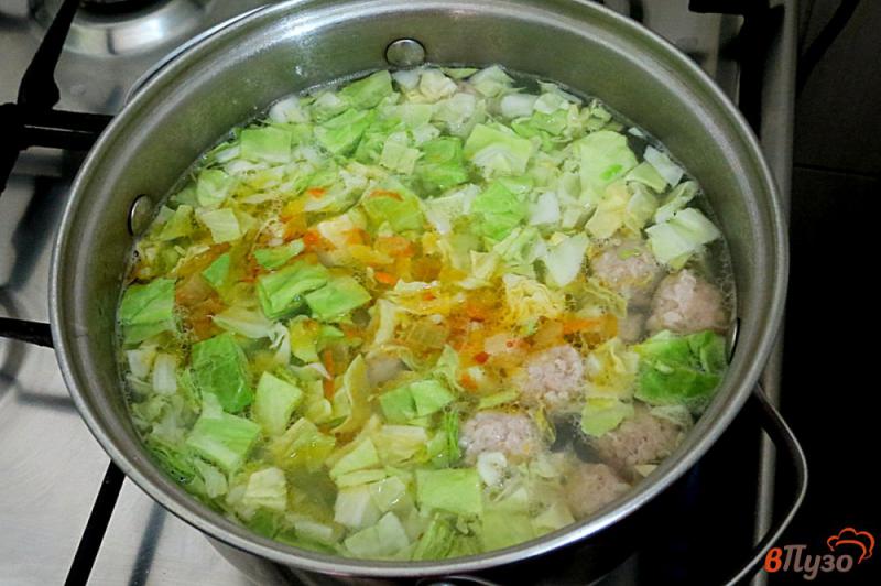 Фото приготовление рецепта: Суп с фрикадельками капустой и шпинатом шаг №8