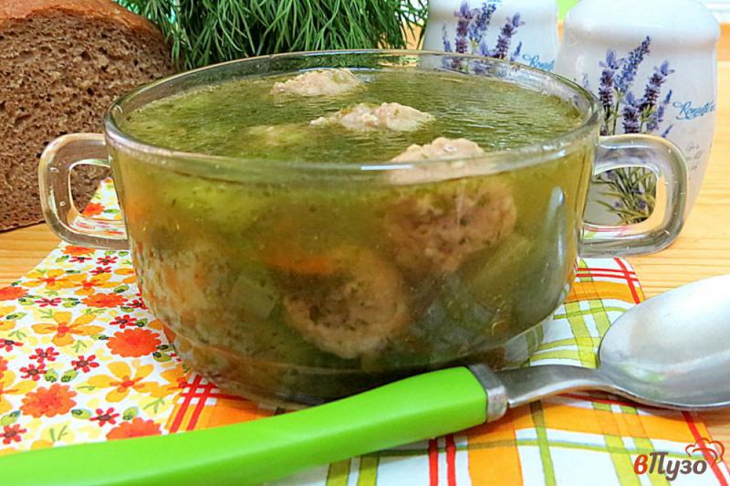 Фото приготовление рецепта: Суп с фрикадельками капустой и шпинатом шаг №11
