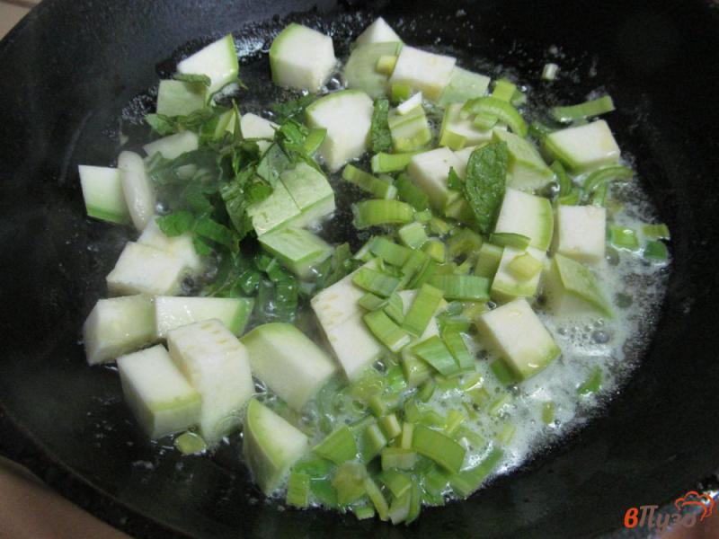 Фото приготовление рецепта: Паста под соусом из кабачка шаг №2