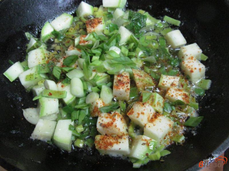 Фото приготовление рецепта: Паста под соусом из кабачка шаг №3