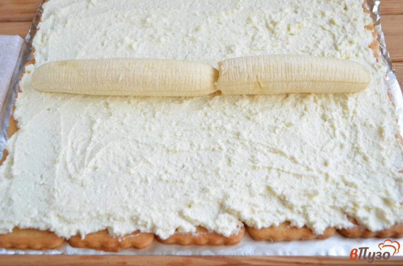 Фото приготовление рецепта: Торт из печенья, творога и банана шаг №5