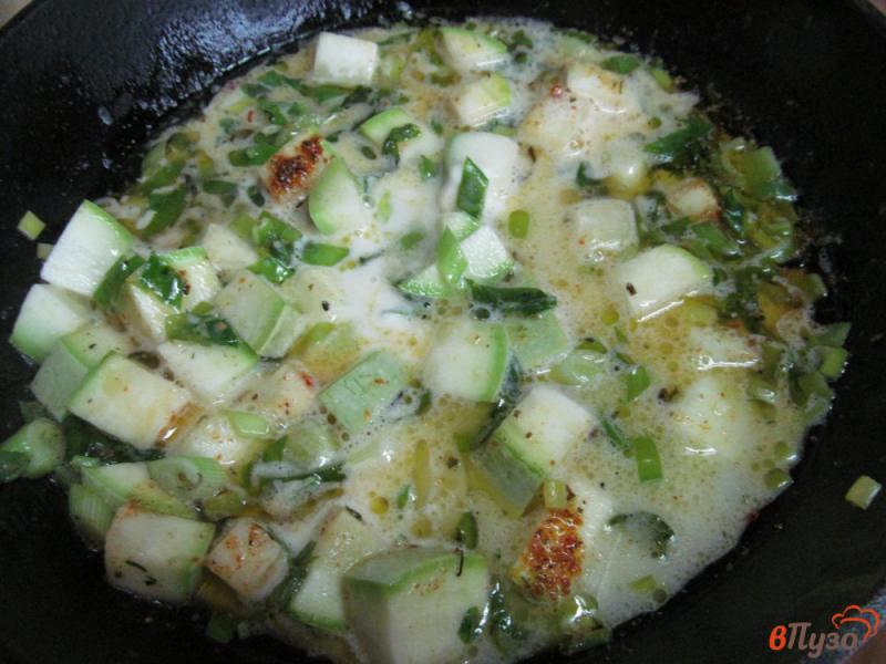 Фото приготовление рецепта: Паста под соусом из кабачка шаг №4