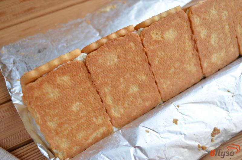Фото приготовление рецепта: Торт из печенья, творога и банана шаг №6