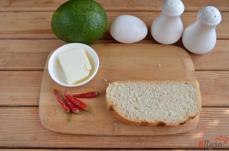 Фото приготовление рецепта: Тост с яйцом и авокадо шаг №1