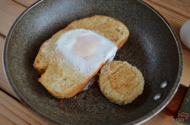 Фото приготовление рецепта: Тост с яйцом и авокадо шаг №4