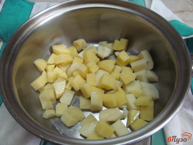 Фото приготовление рецепта: Картофельный суп с яйцом и помидором шаг №1