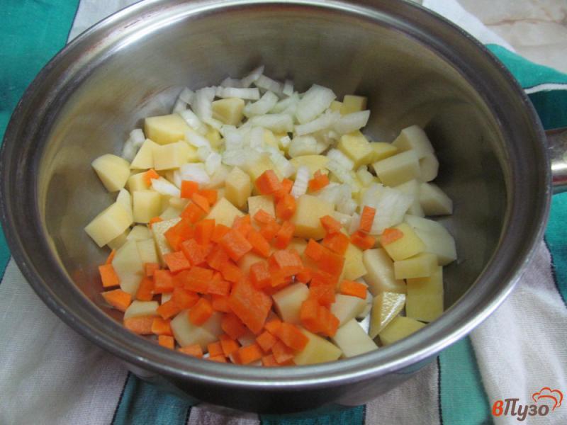 Фото приготовление рецепта: Картофельный суп с яйцом и помидором шаг №2