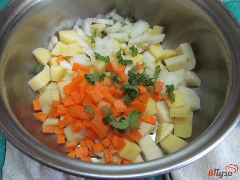 Фото приготовление рецепта: Картофельный суп с яйцом и помидором шаг №3