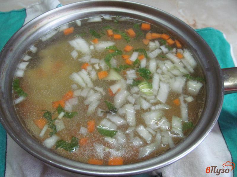 Фото приготовление рецепта: Картофельный суп с яйцом и помидором шаг №5