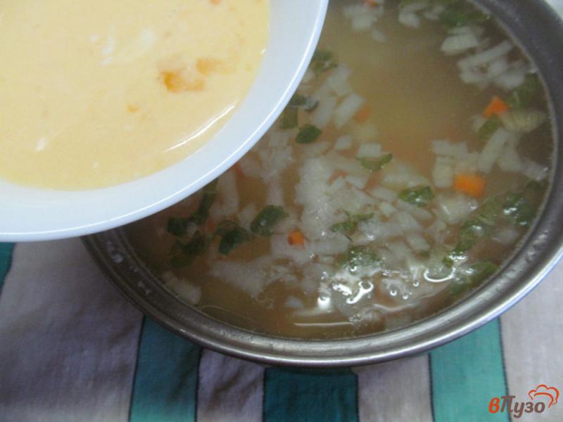 Фото приготовление рецепта: Картофельный суп с яйцом и помидором шаг №7