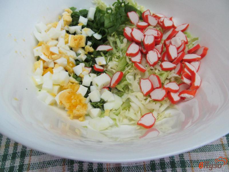 Фото приготовление рецепта: Салат из молодой капусты с крабовыми палочками шаг №4