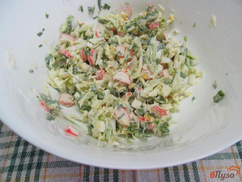 Фото приготовление рецепта: Салат из молодой капусты с крабовыми палочками шаг №5
