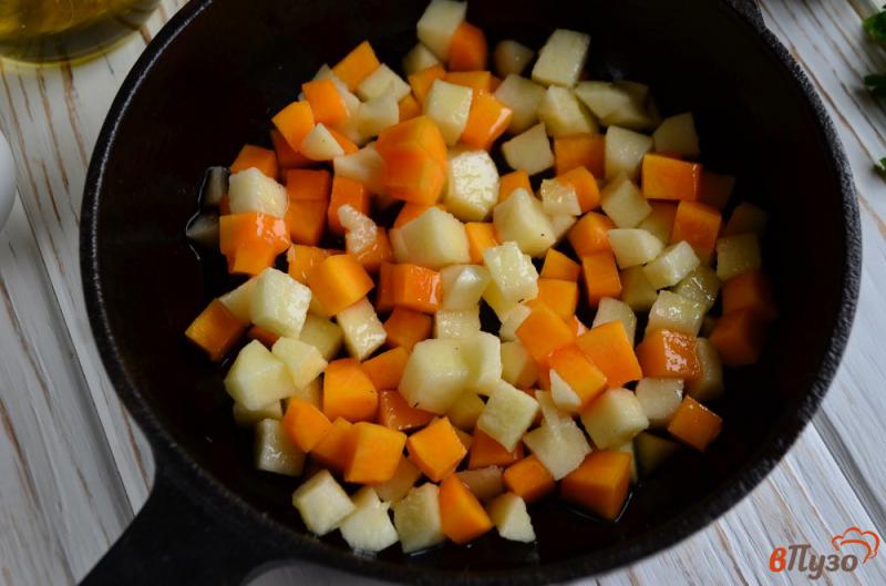Фото приготовление рецепта: Тыквенный суп с яблоками и беконом шаг №6