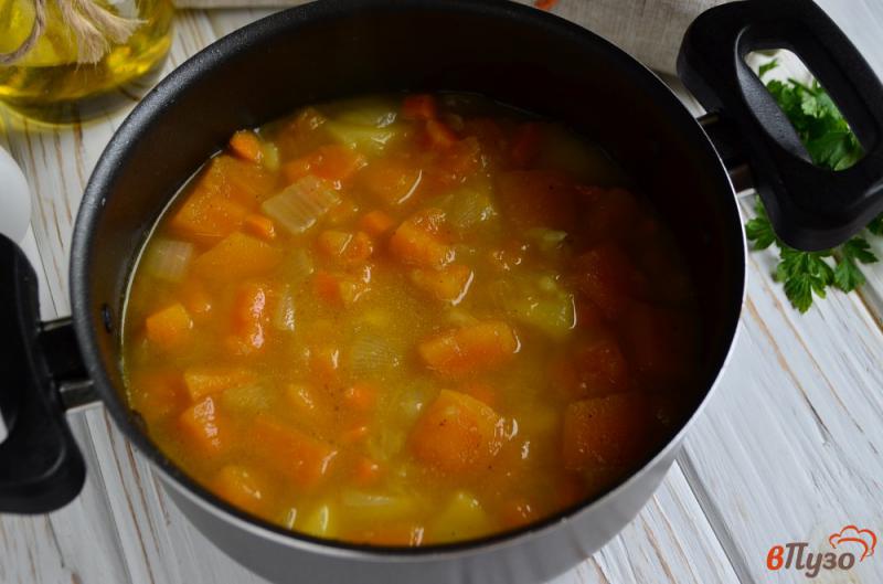 Фото приготовление рецепта: Тыквенный суп с яблоками и беконом шаг №7