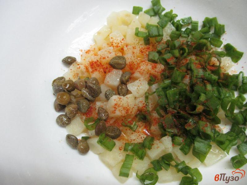 Фото приготовление рецепта: Картофельный салат с сельдью и каперсами шаг №3