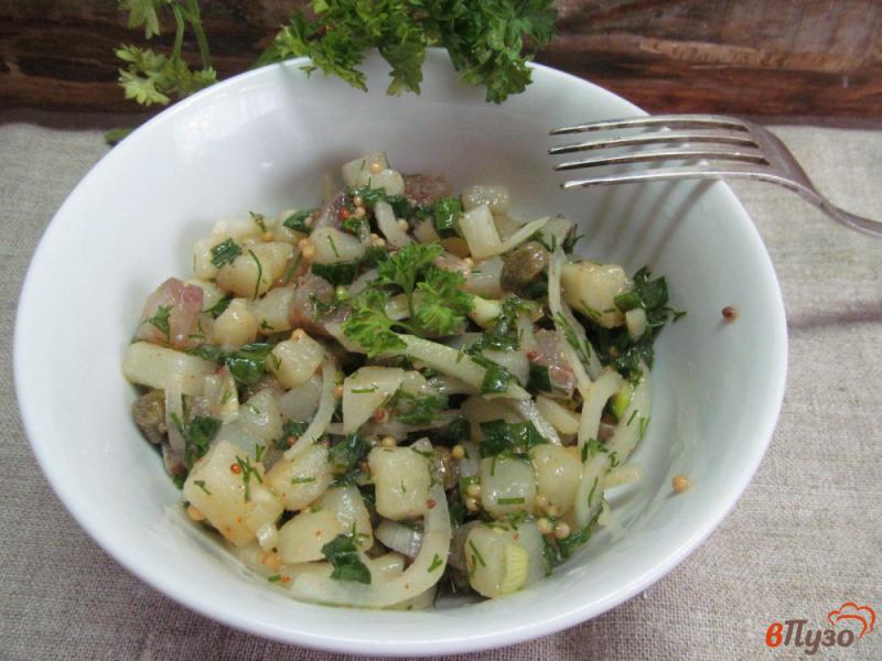 Фото приготовление рецепта: Картофельный салат с сельдью и каперсами шаг №7