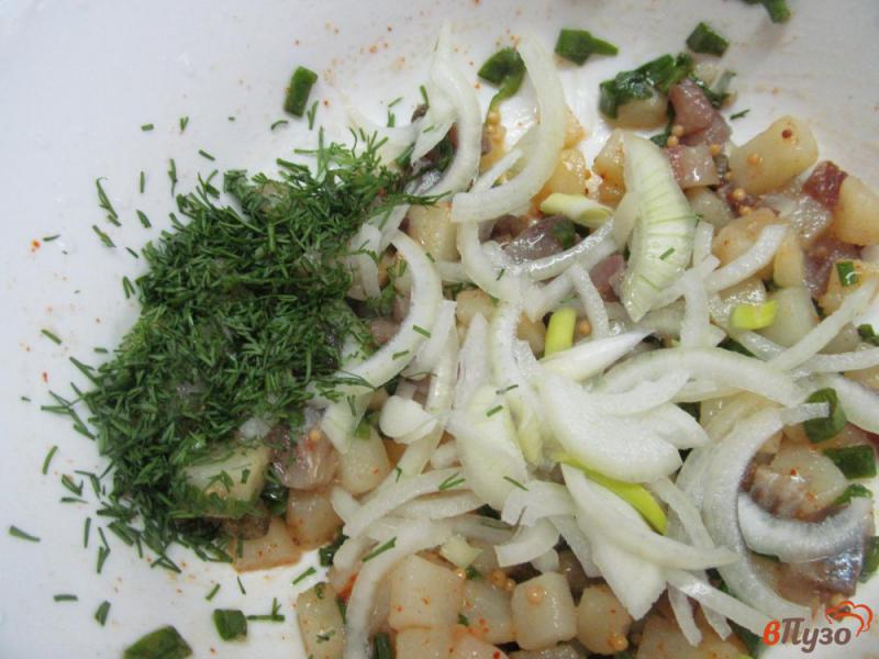 Фото приготовление рецепта: Картофельный салат с сельдью и каперсами шаг №6