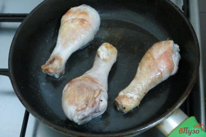 Фото приготовление рецепта: Куриные голени с луком и морковью в сметане шаг №2