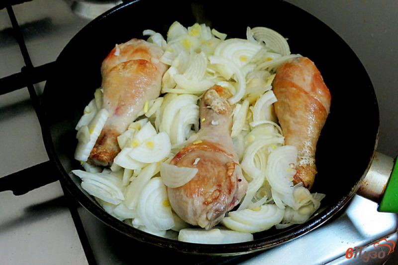 Фото приготовление рецепта: Куриные голени с луком и морковью в сметане шаг №3