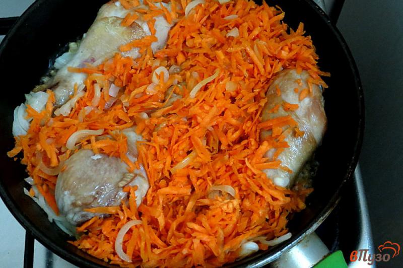 Фото приготовление рецепта: Куриные голени с луком и морковью в сметане шаг №4