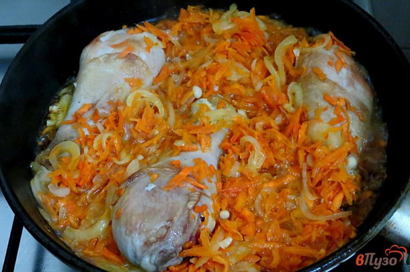 Фото приготовление рецепта: Куриные голени с луком и морковью в сметане шаг №5