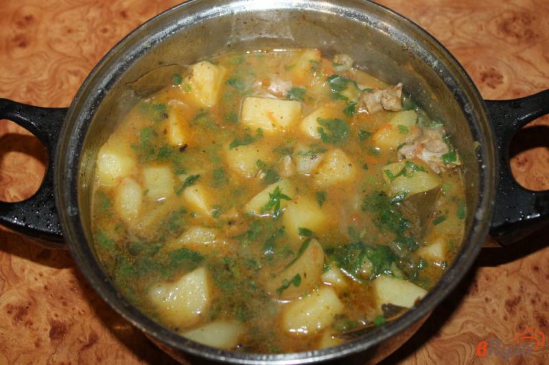 Фото приготовление рецепта: Тушеный картофель с телятиной и шпинатом шаг №5