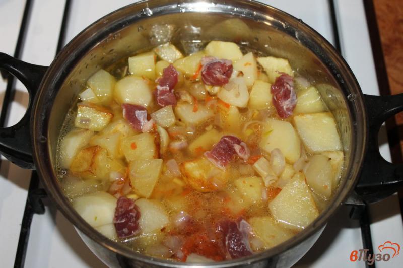 Фото приготовление рецепта: Тушеный картофель с телятиной и шпинатом шаг №4