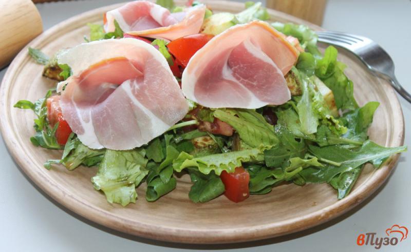 Фото приготовление рецепта: Салат из кабачков, листового салата и вяленого мяса шаг №6