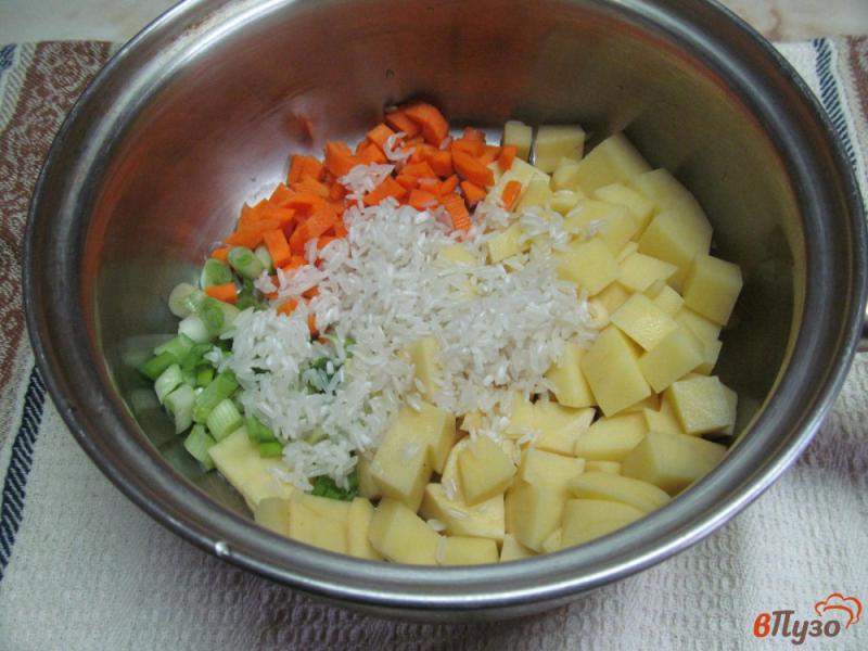 Фото приготовление рецепта: Суп со шпротами рисом и яйцом шаг №2