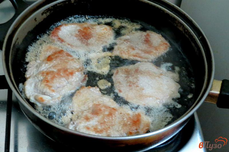 Фото приготовление рецепта: Свинина запеченная с сыром и помидорами шаг №6