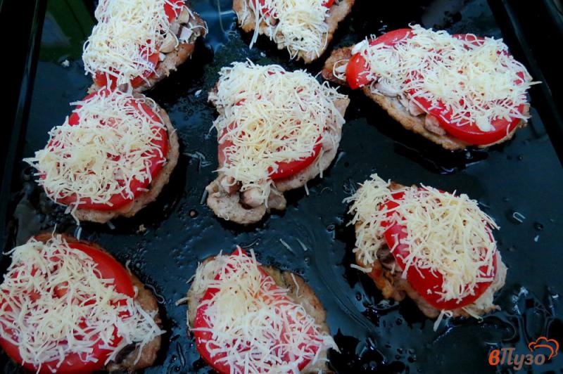 Фото приготовление рецепта: Свинина запеченная с сыром и помидорами шаг №8