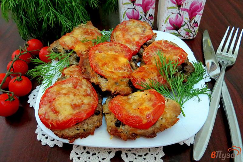 Фото приготовление рецепта: Свинина запеченная с сыром и помидорами шаг №10