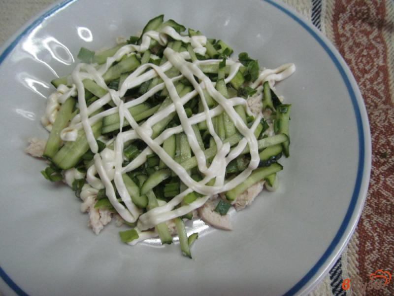 Фото приготовление рецепта: Салат «Майский» из курицы с сыром и овощами шаг №4
