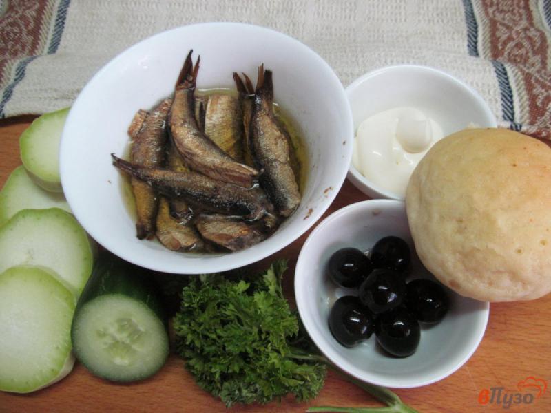 Фото приготовление рецепта: Мини сэндвичи из кабачка с шпротами и оливками шаг №1