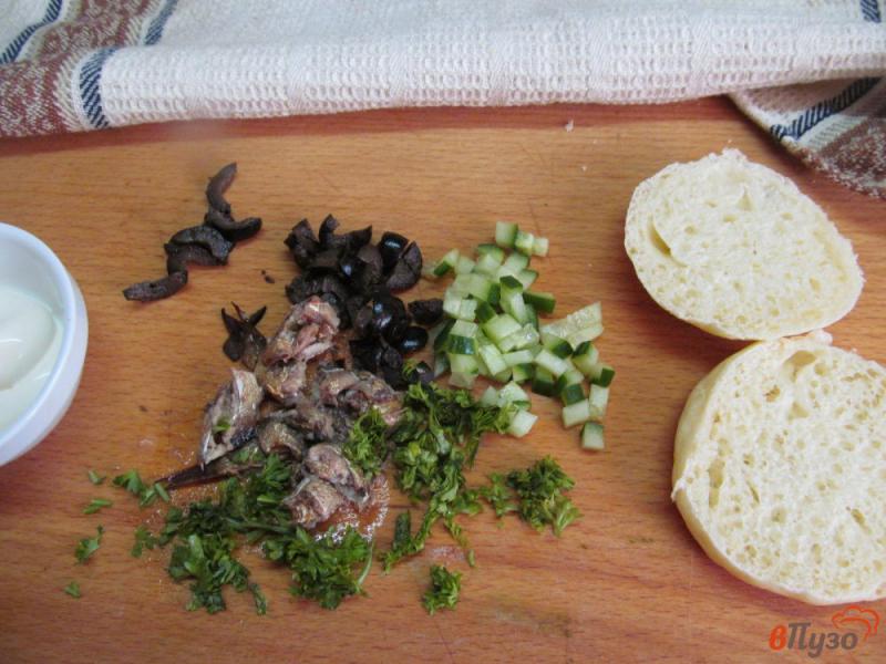 Фото приготовление рецепта: Мини сэндвичи из кабачка с шпротами и оливками шаг №2