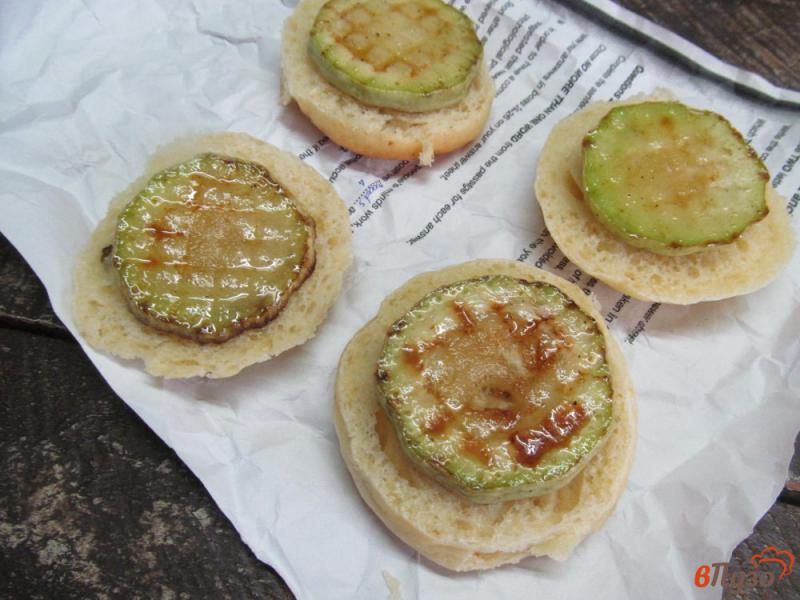 Фото приготовление рецепта: Мини сэндвичи из кабачка с шпротами и оливками шаг №3
