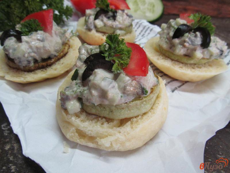 Фото приготовление рецепта: Мини сэндвичи из кабачка с шпротами и оливками шаг №5