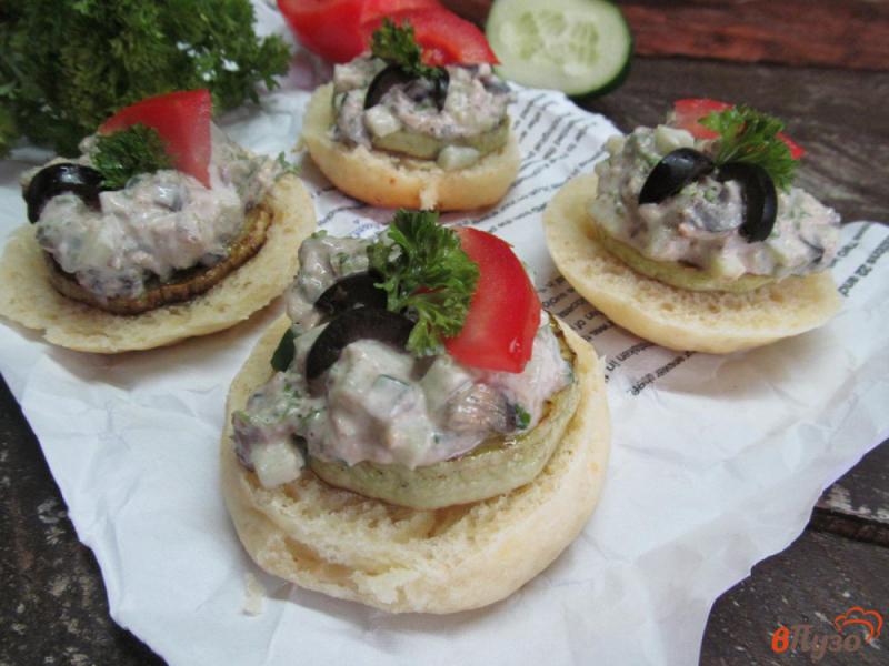 Фото приготовление рецепта: Мини сэндвичи из кабачка с шпротами и оливками шаг №6
