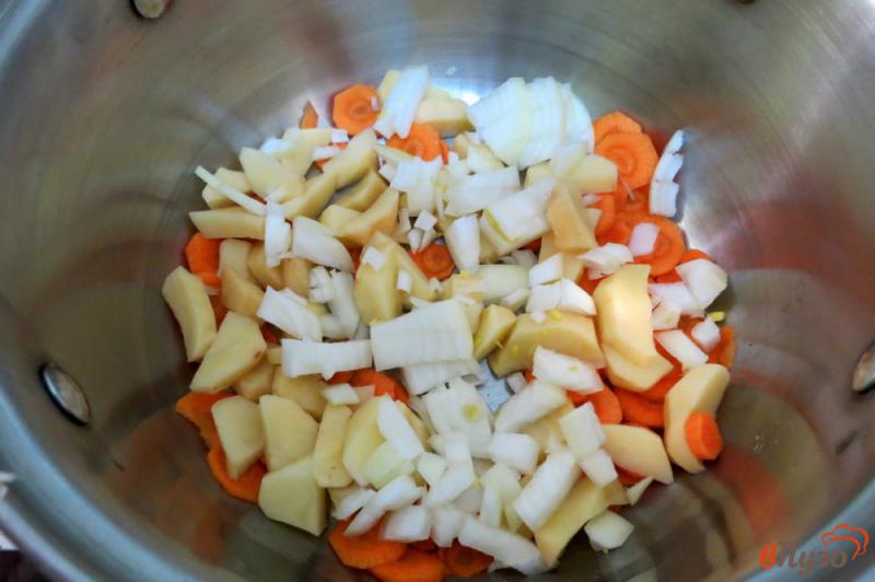 Фото приготовление рецепта: Суп с фрикадельками горошком и перцем шаг №3