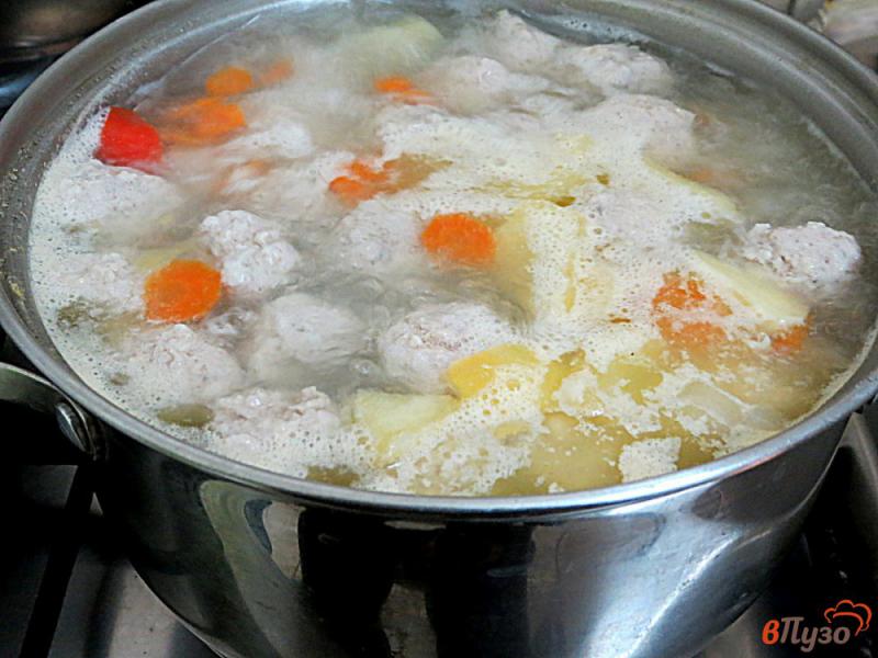 Фото приготовление рецепта: Суп с фрикадельками горошком и перцем шаг №6