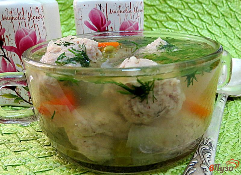 Фото приготовление рецепта: Суп с фрикадельками горошком и перцем шаг №9