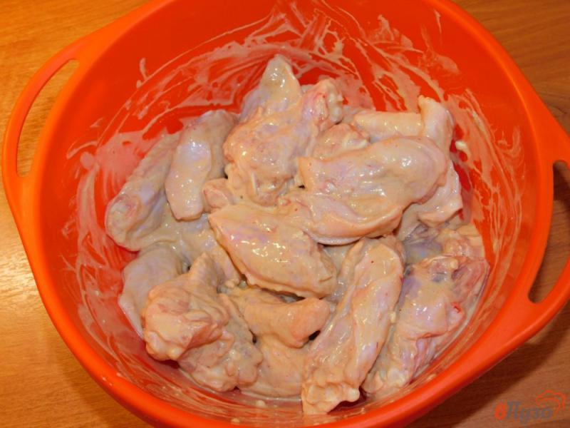 Фото приготовление рецепта: Хрустящие куриные крылья шаг №3