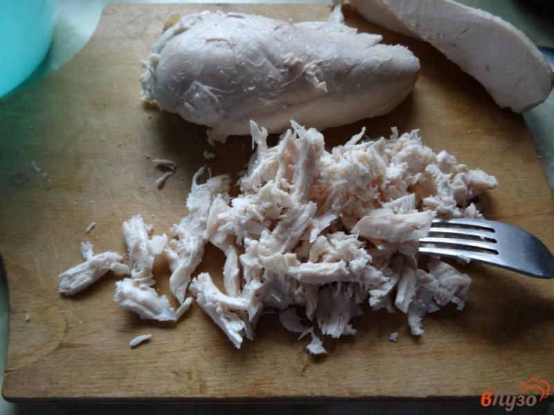 Фото приготовление рецепта: Слоеный салат с курицей и кукурузой шаг №2