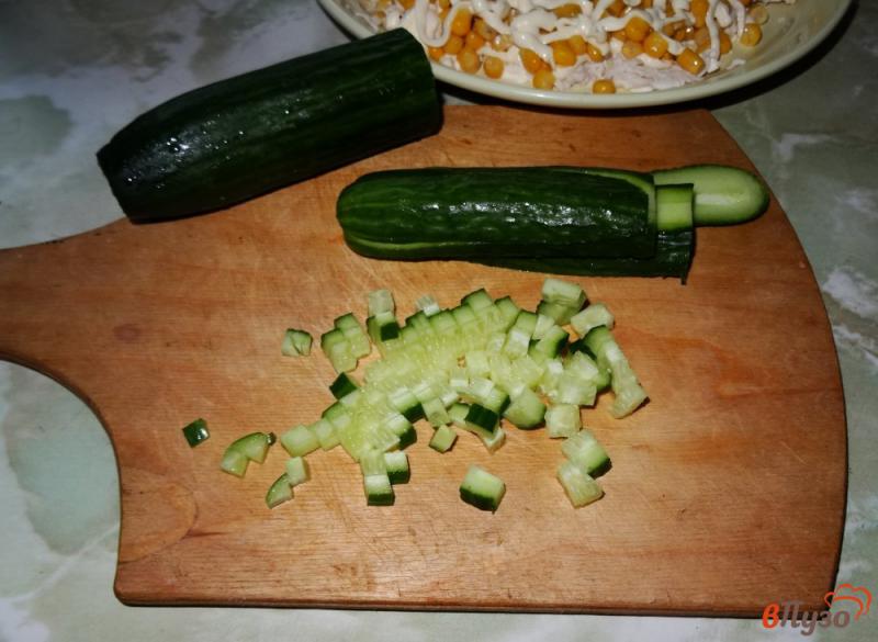 Фото приготовление рецепта: Слоеный салат с курицей и кукурузой шаг №8