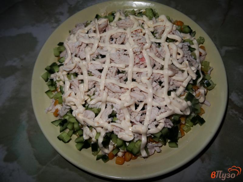 Фото приготовление рецепта: Слоеный салат с курицей и кукурузой шаг №10