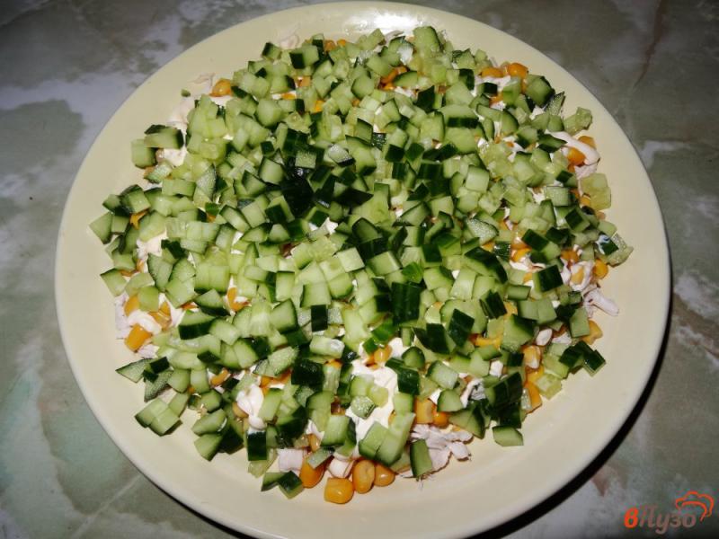 Фото приготовление рецепта: Слоеный салат с курицей и кукурузой шаг №9
